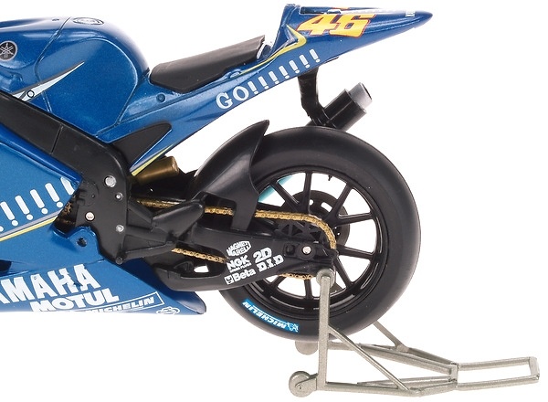 Yamaha YZR M1 nº 46 Valentino Rossi 2005 Guiloy 12634 1 18