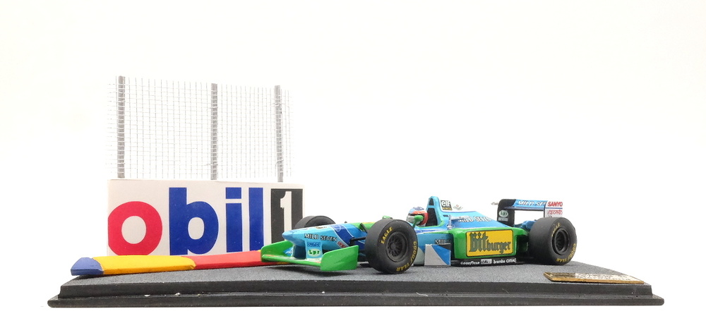 3 figuras y Benetton B194 nº 5 Michael Schumacher (1994) Micro World BE14 1/43 