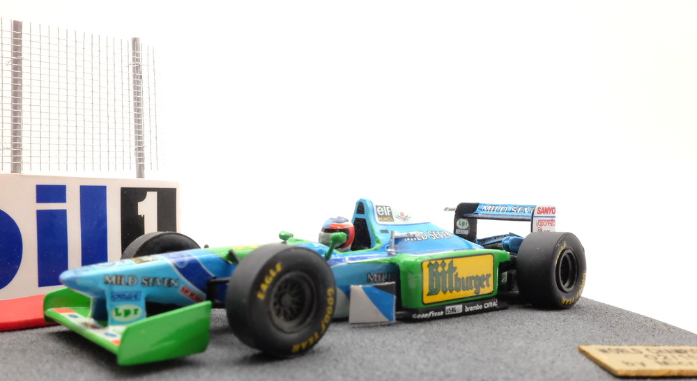 3 figuras y Benetton B194 nº 5 Michael Schumacher (1994) Micro World BE14 1/43 