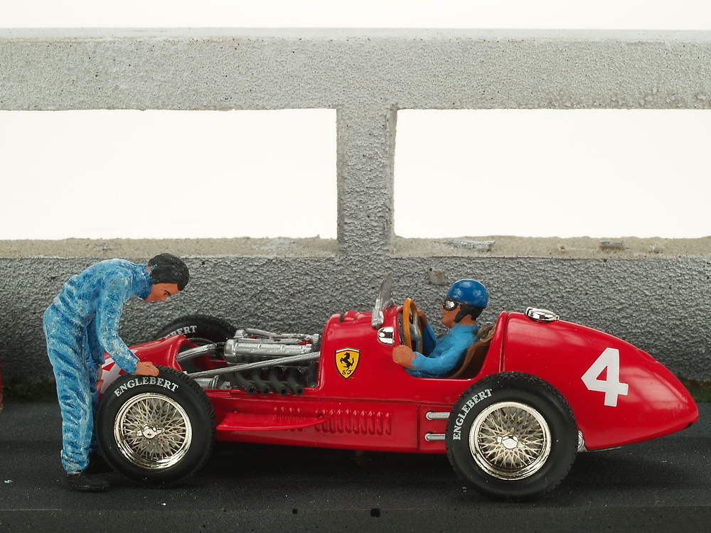 Ferrari F500 F2 nº 4 A. Ascari (1952) Diorama con mecanico Microworld 4125 1/43 