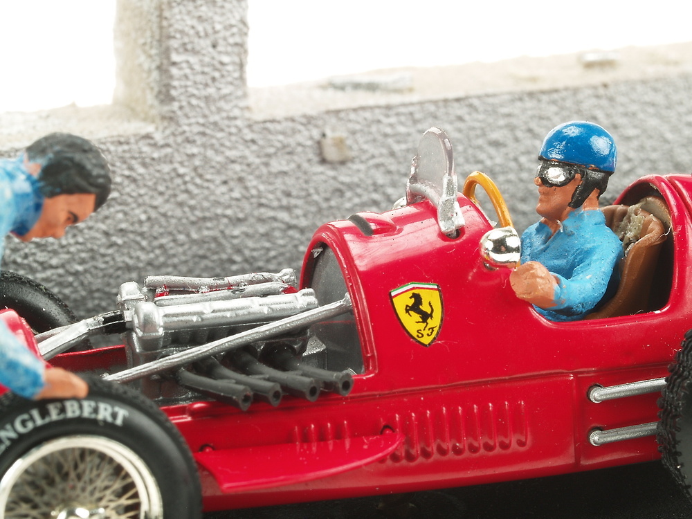 Ferrari F500 F2 nº 4 A. Ascari (1952) Diorama con mecanico Microworld 4125 1/43 