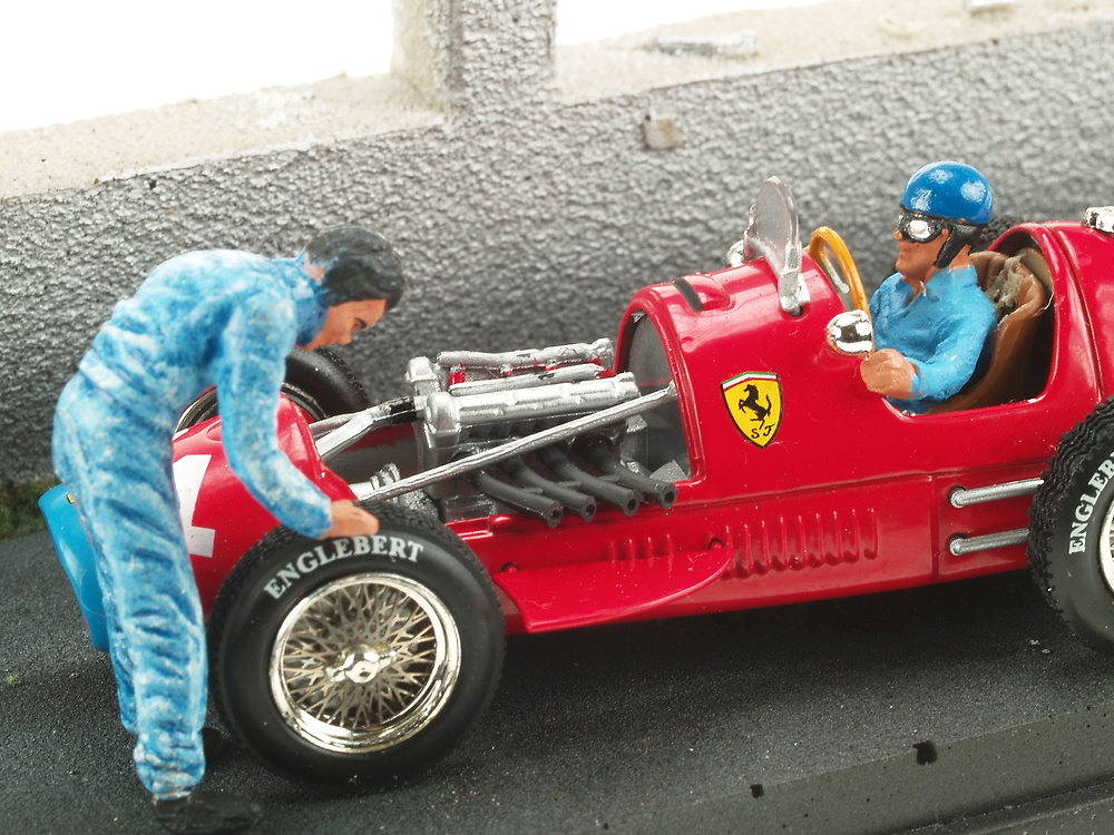 Ferrari F500 F2 nº 4 A. Ascari (1952) Diorama con mecanico Microworld 4125 1/43 