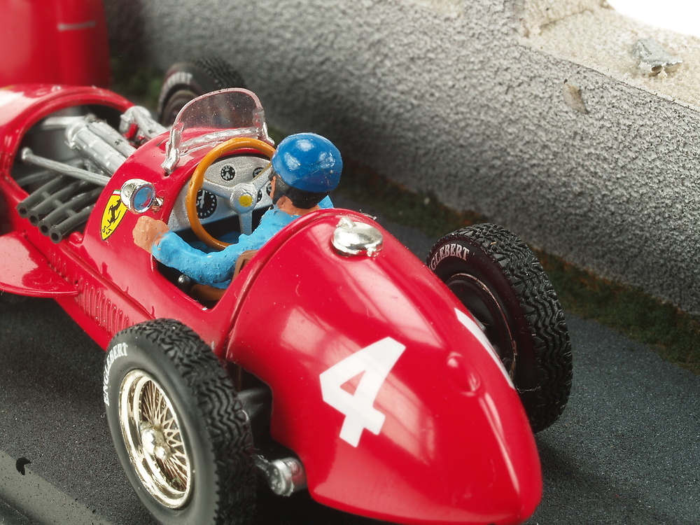 Ferrari F500 F2 nº 4 A. Ascari (1952) Diorama con mecanico Microworld 4125 1/43 