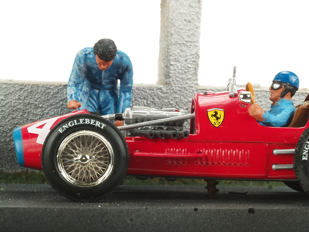 Ferrari F500 F2 nº 4 A. Ascari (1952) Diorama con mecanico Microworld 4125 1/43 