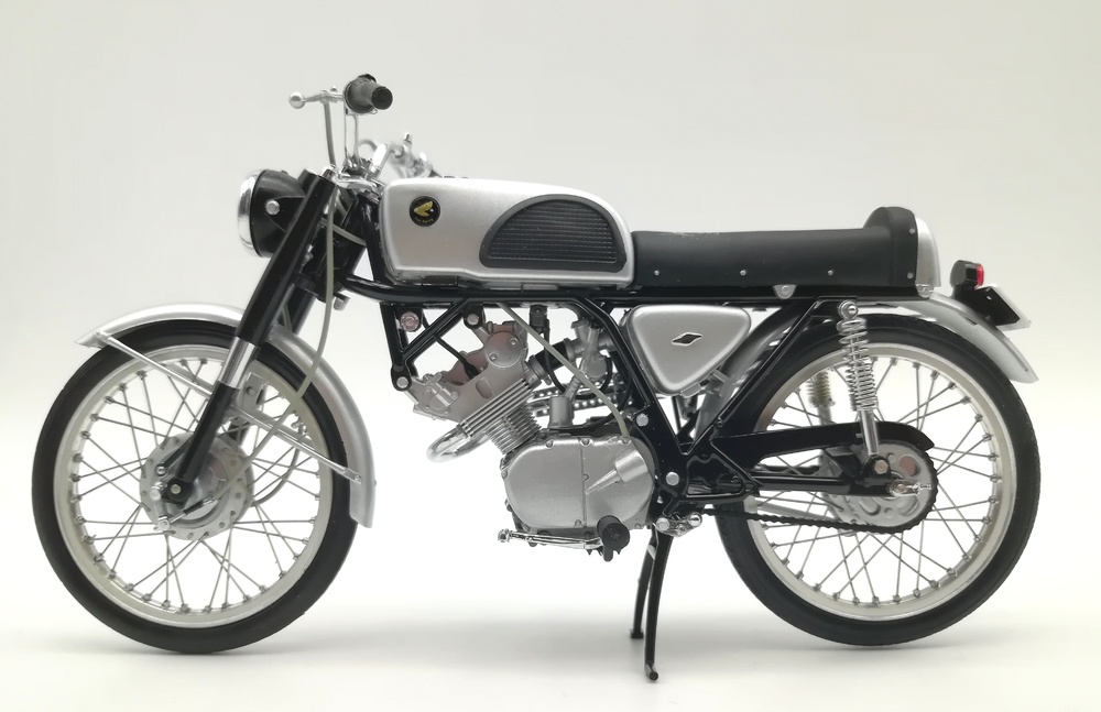 Honda CR110 Street (1962) Ebbro 10004 1/10 