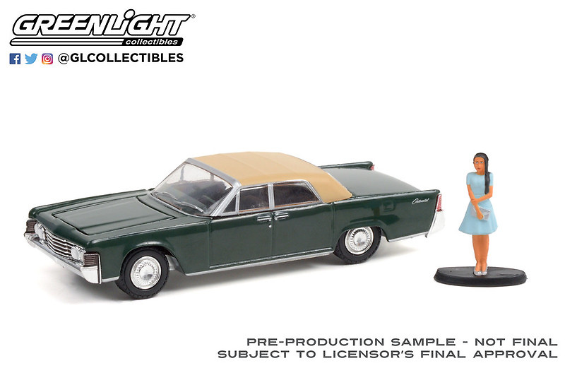 Lincoln Continental Convertible con figura de mujer (1965) Greenlight 97110B 1/64 