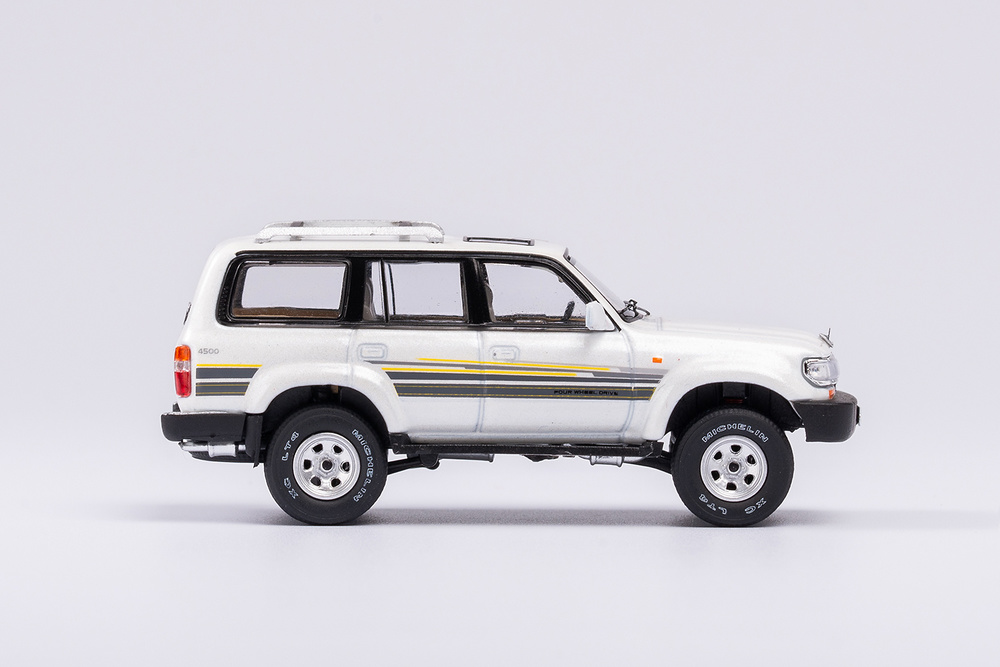 Miniatura Toyota Land Cruiser J80 - 1990 Keng Fai / Kilo Works 640311 escala 1/64 