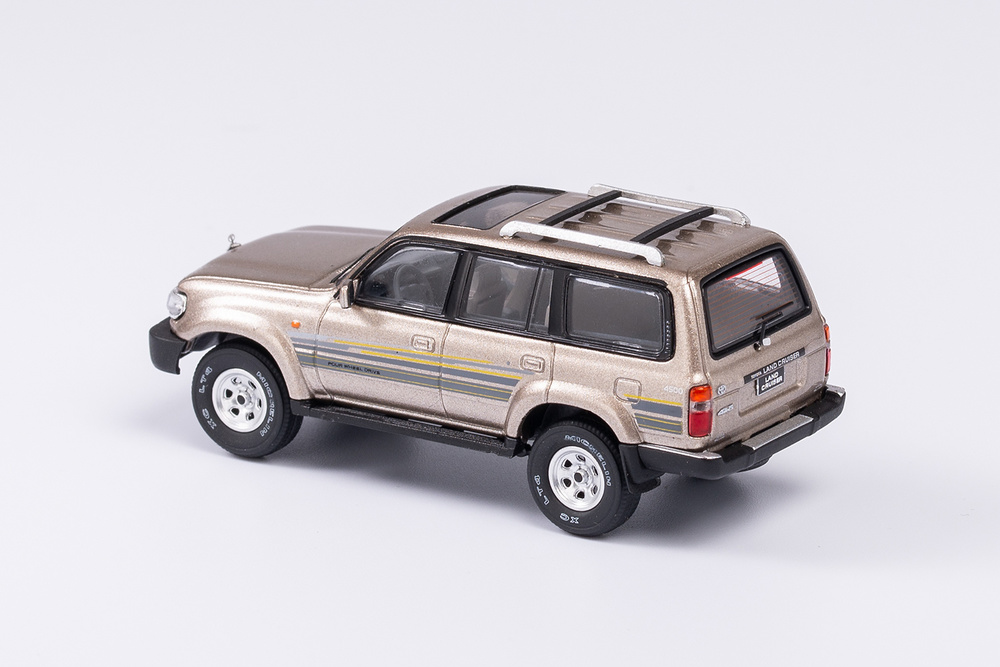 Miniatura Toyota Land Cruiser J80 - 1990 Keng Fai / Kilo Works 640313 escala 1/64 