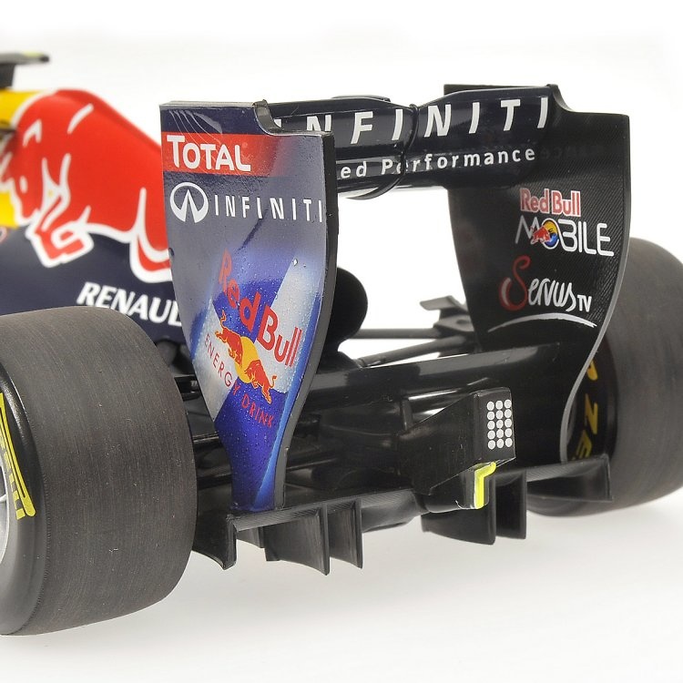 Red Bull RB7 nº 2 Mark Webber (2011) Minichamps 110110002 1/18 