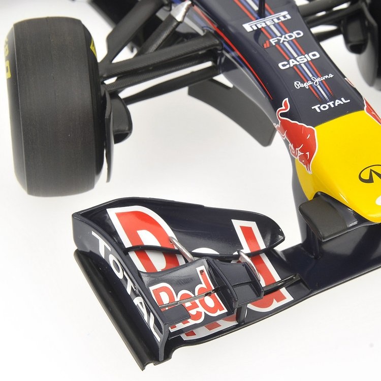 Red Bull RB7 nº 2 Mark Webber (2011) Minichamps 110110002 1/18 