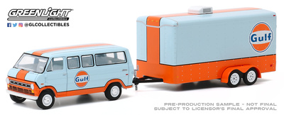 Ford Club Wagon con remolque cerrado "Gulf Oil" (1972) Greenlight 1/64