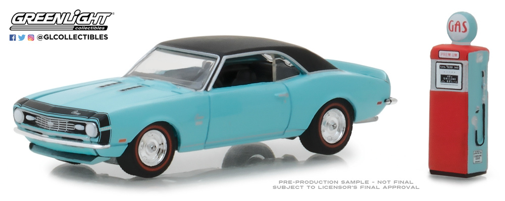 Chevrolet Camaro SS con surtidor antiguo de gasolina (1968) Greenlight  97050B 1/64